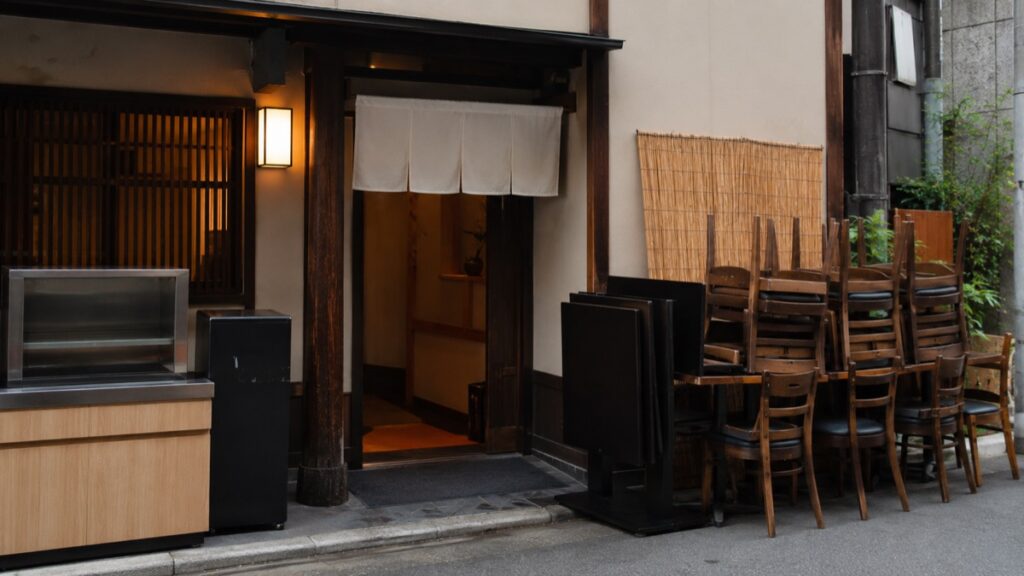店じまいで什器を片付ける飲食店の外観