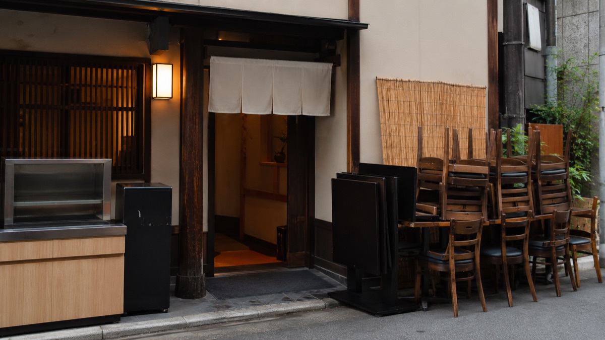 店じまいで什器を片付ける飲食店の外観